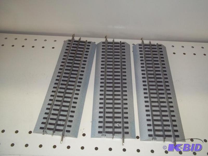 lot 87 image: 3 - 10" Lionel FasTrack O Gauge...