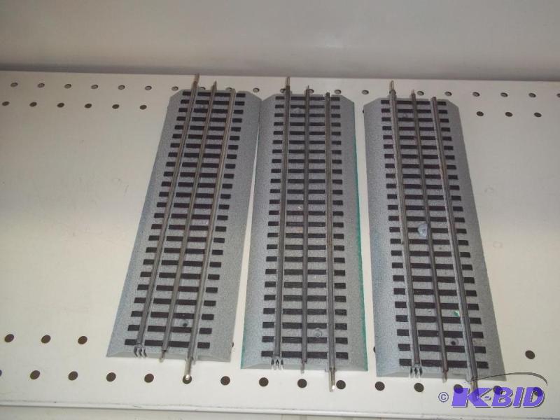 lot 88 image: 3 - 10" Lionel FasTrack O Gauge...