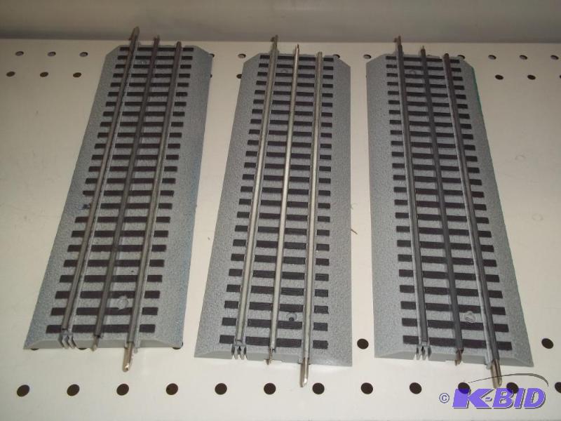lot 90 image: 3 - 10" Lionel FasTrack O Gauge...