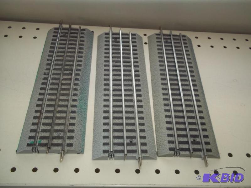 lot 91 image: 3 - 10" Lionel FasTrack O Gauge...