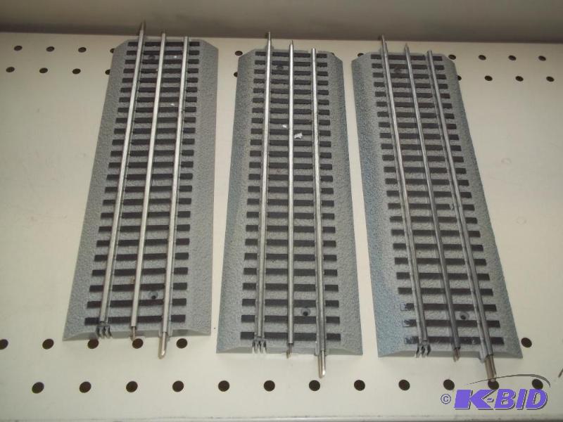 lot 92 image: 3 - 10" Lionel FasTrack O Gauge...