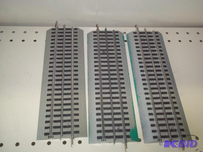lot 93 image: 3 - 10" Lionel FasTrack O Gauge...