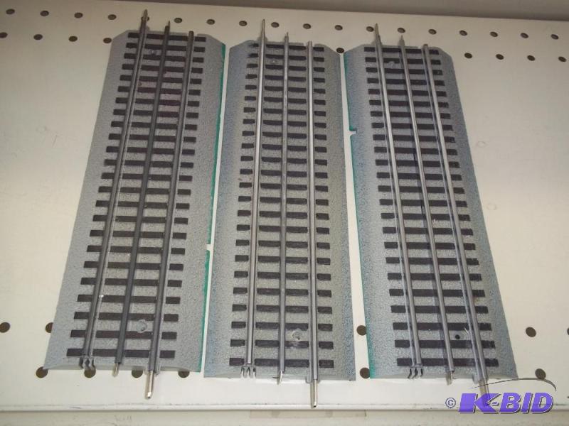 lot 94 image: 3 - 10" Lionel FasTrack O Gauge...