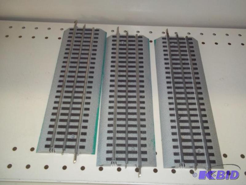 lot 95 image: 3 - 10" Lionel FasTrack O Gauge...