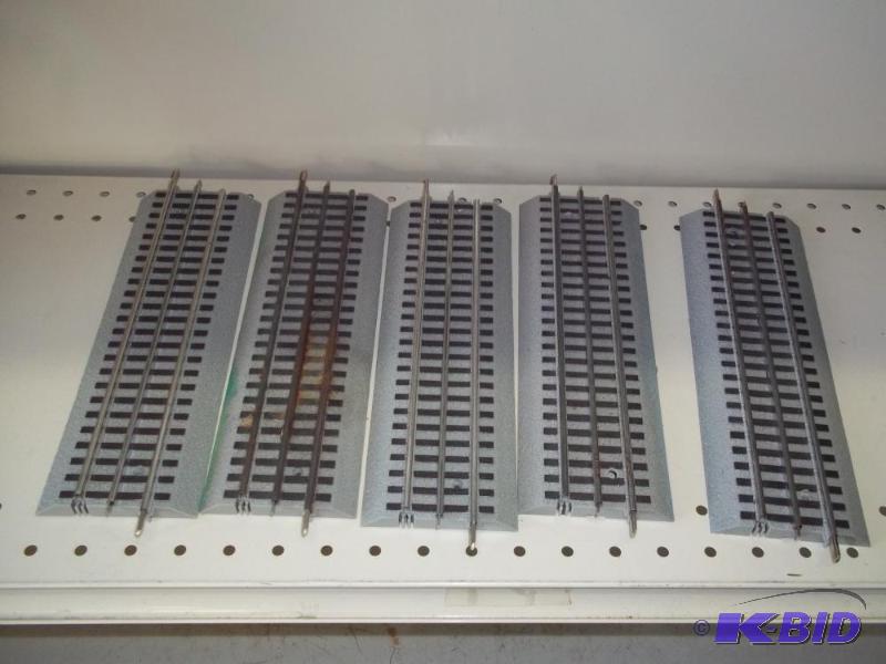 lot 96 image: 5 - 10" Lionel FasTrack O Gauge...