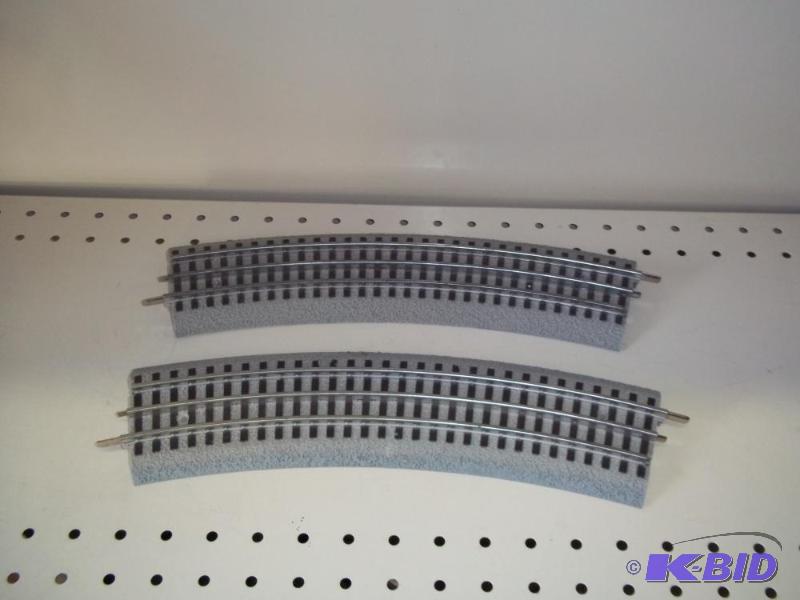 lot 97 image: 2 - Curved Lionel FasTrack O Gauge...