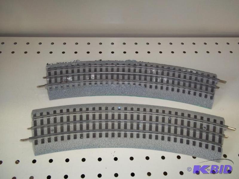 lot 98 image: 2 - Curved Lionel FasTrack O Gauge...