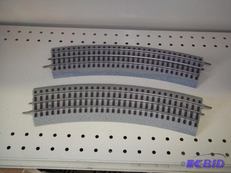lot 99 image: 2 - Curved Lionel FasTrack O Gauge...