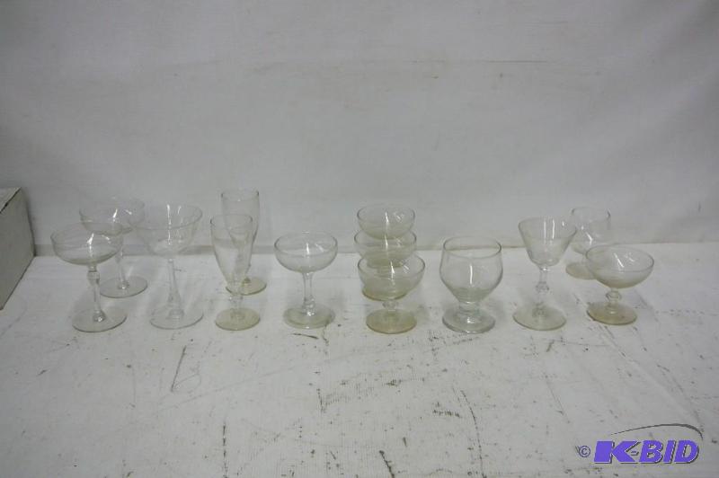 lot 14 image: Lot of miscellaneous&nbspglassware 13 count...