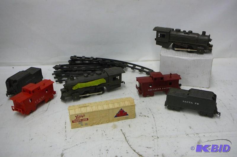 lot 3 image: Train set wind up 2 locomotives 5 cars Track...