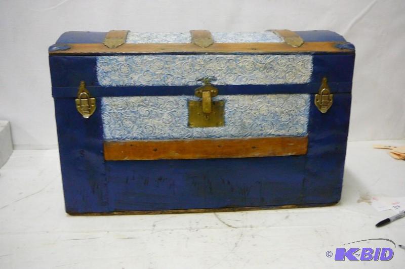 lot 39 image: Vintage wooden chest  30&quotL x 15&quo...