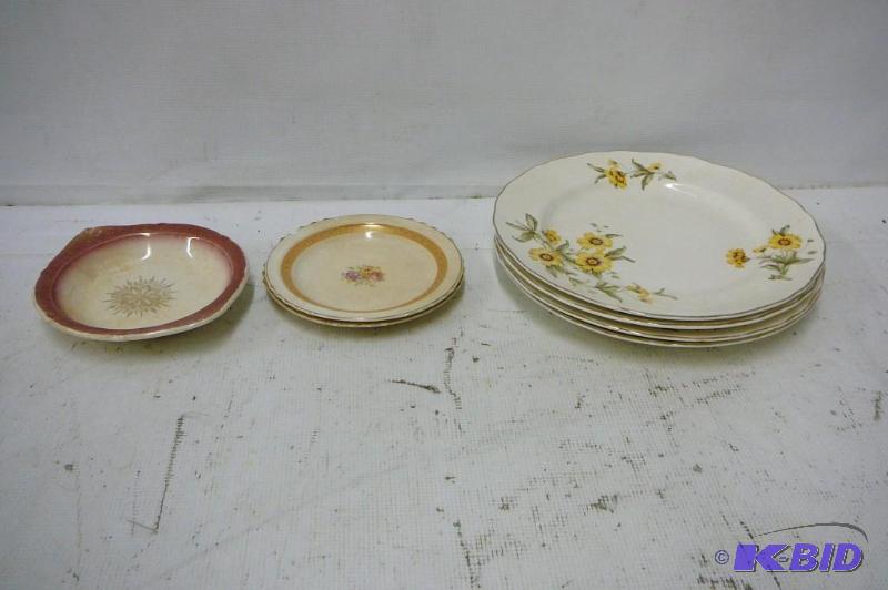 lot 66 image: 4 dinner plates The Hall Markl&nbspCanonsbur...