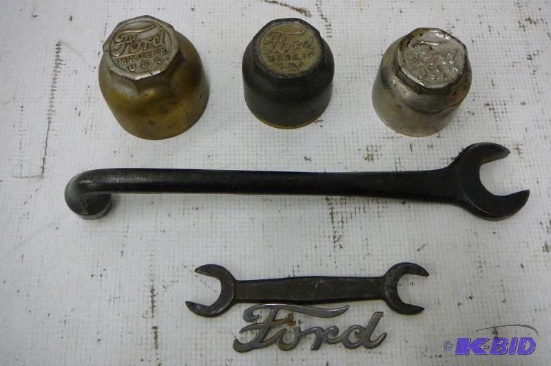 lot 67 image: 3 Ford model T hub caps 1926-1927  2 For...
