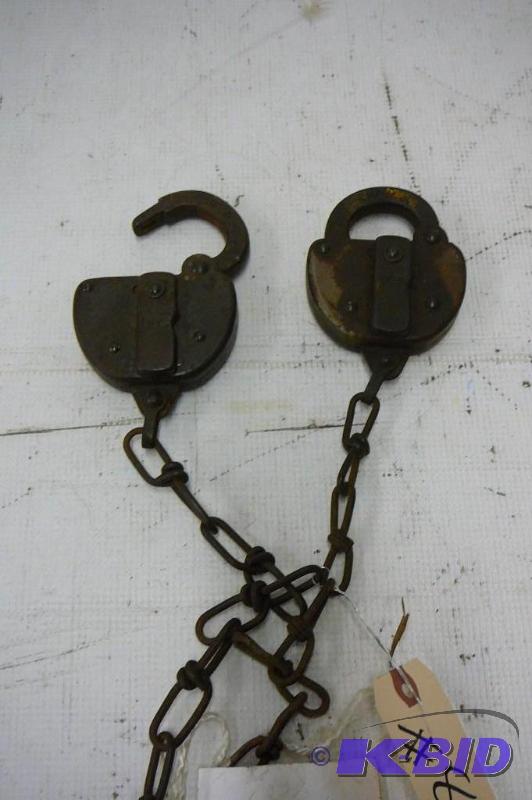 lot 8 image: Pair of rail road switch locks GNRY  No keys...