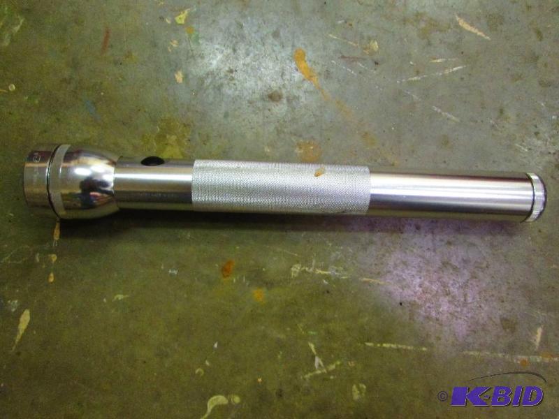 lot 11 image: Mag Light large flashlight, uses D Battery...