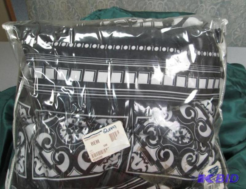 lot 203 image: Queen comforter w 2 pillow cases...