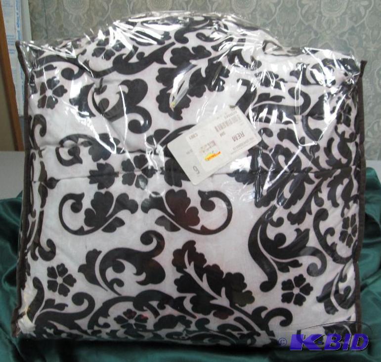 lot 204 image: King size Bed set sheets, pillow cases, pillo...