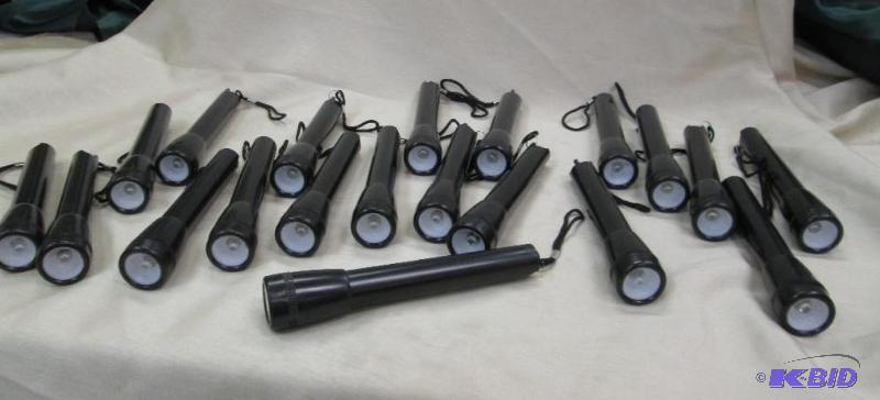 lot 215 image: Qty 20 Skinny black flashlights...