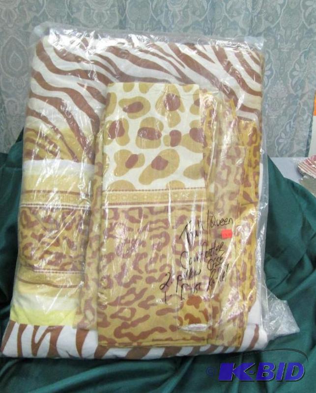 lot 224 image: FullQueen Comforter set includes comforter, ...