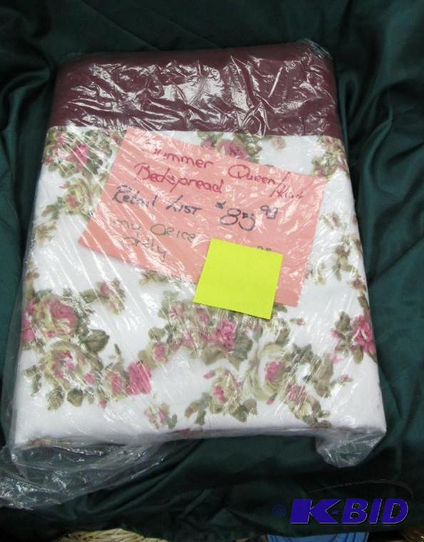 lot 225 image: QueenKing Bedspread with flowers on...