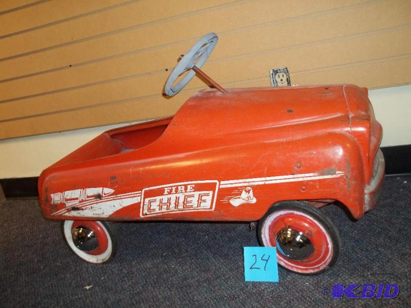 Murray Fire Chief pedal car from the 60s, ni...