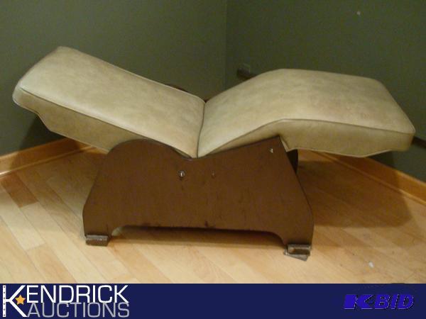 lot 24 image: Esthetician Chair