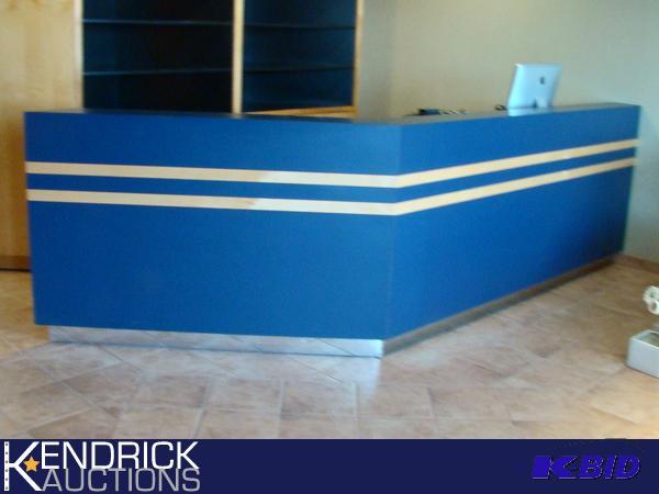 lot 35 image: Large Front Entry Reception Desk