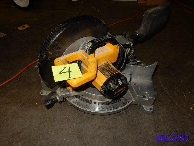 DW 705, 12 in Dewalt Compound Mitre Saw.. Typ...