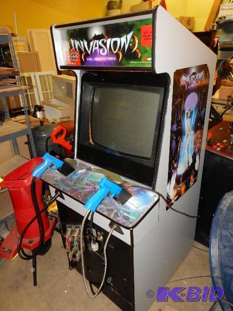 lot 6 image: INVASION ARCADE VIDEO GAME
