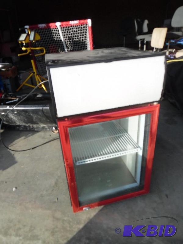 lot 11 image: Mini Refrigerator