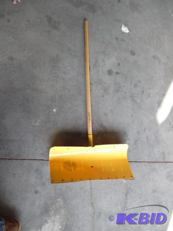 lot 32 image: Shovel