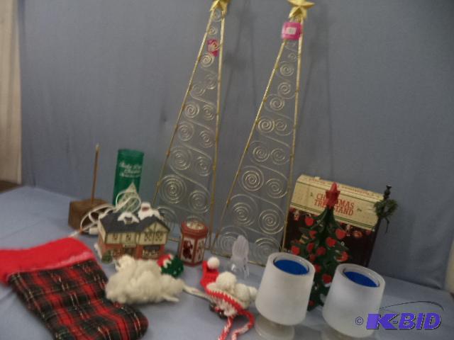 lot 105 image: Holiday Decor
