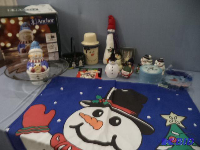 lot 109 image: Snowman Decor