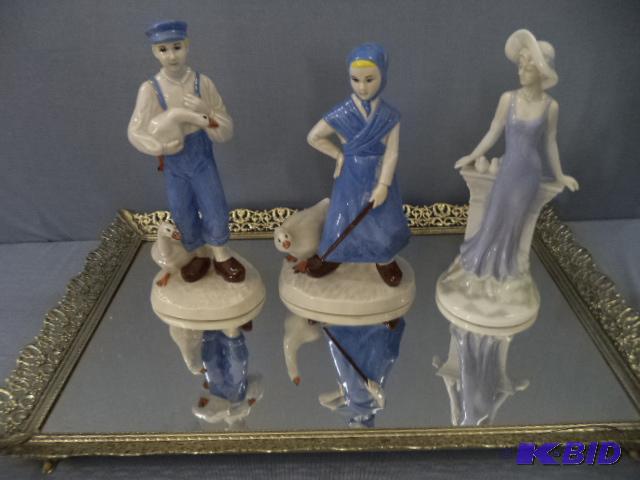 lot 127 image: Figurines, Tray