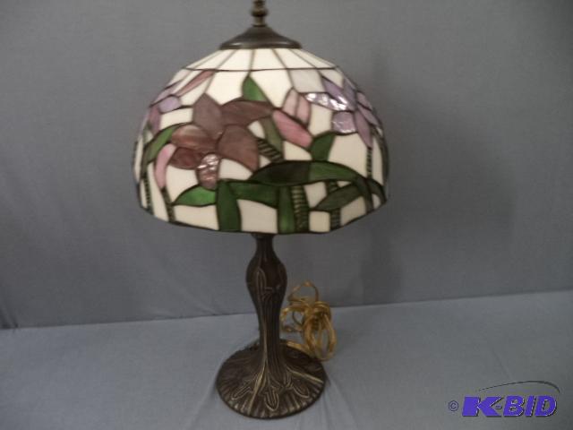 lot 140 image: Tiffany Style Lamp