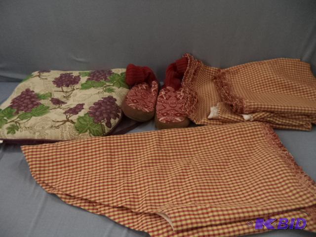 lot 149 image: Valances, Slippers, Pillow