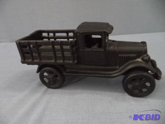 lot 182 image: Cast Iron Truck