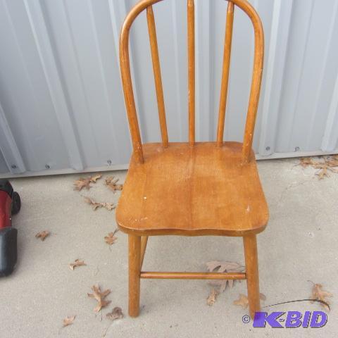 lot 8 image: Childs Bentwood Chair