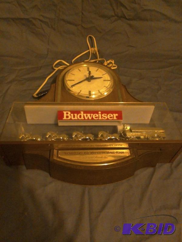 lot 1 image: Vintage Budweiser Clock