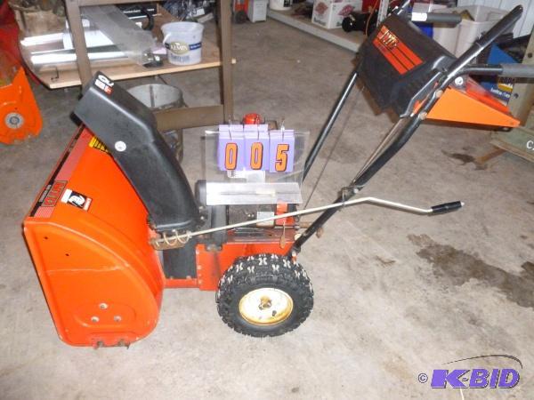 MTD Yard Machine 524 gas snow blower with el...