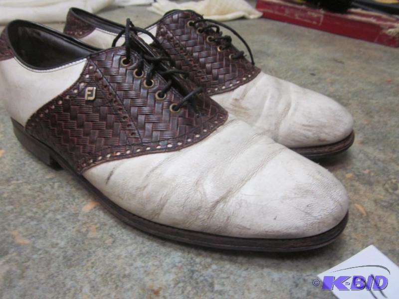 Pair of Foot Joy leather men size 10 golf sho...