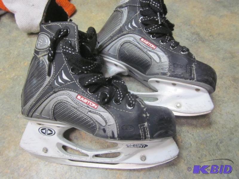 Pair of youth size 2.5D Easton hockey skates....