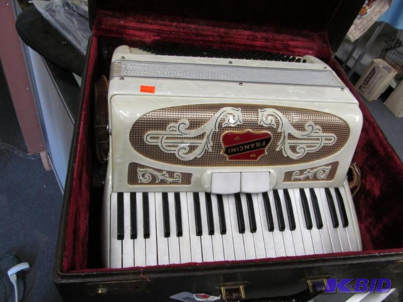 lot 2 image: Vintage Francini Accordion