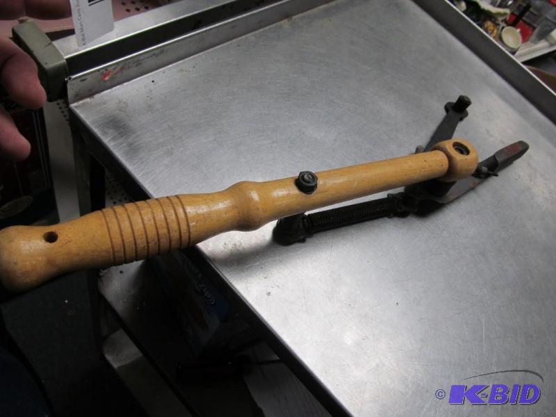 lot 20 image: hand skeet (clay pigeon) thrower