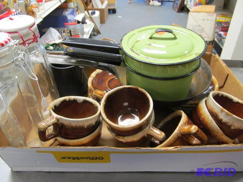 lot 25 image: lot of green enamel ware