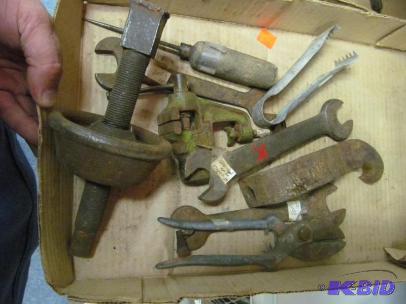 lot 30 image: lot of vintage tools