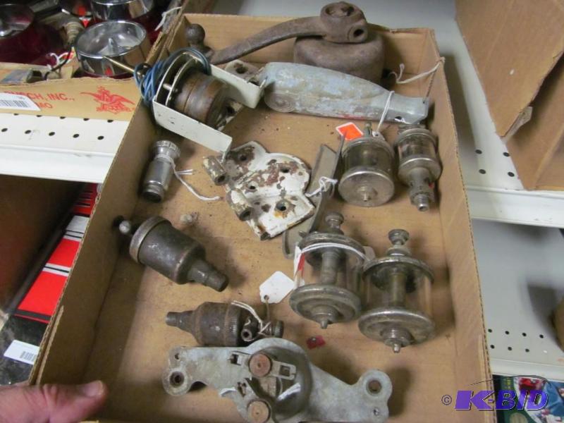lot 35 image: lot of  antique oilers and auto parts