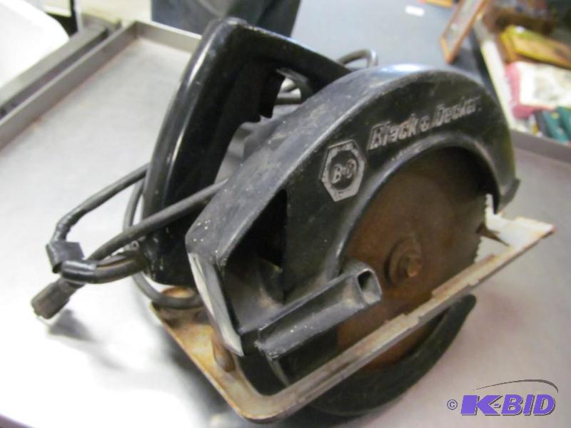 lot 48 image: 7-14 black and Decker circle saw