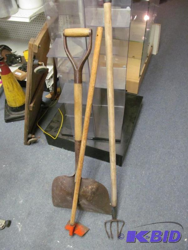 lot 51 image: lot of vintage hand tools