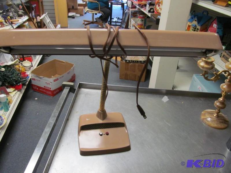 lot 7 image: vintage fluorescent desk light
